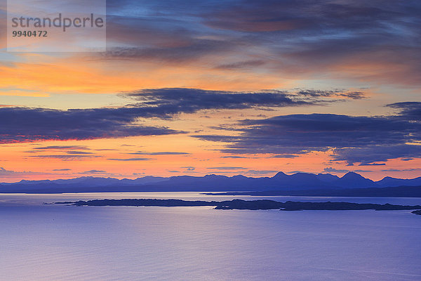 Panorama Landschaftlich schön landschaftlich reizvoll Wasser Berg ruhen Sommer Großbritannien Silhouette Himmel Sonnenaufgang Meer Natur Insel Ansicht Gegenlicht Isle of Skye Rest Überrest Schottland schottisch Skye Sonne Morgenstimmung