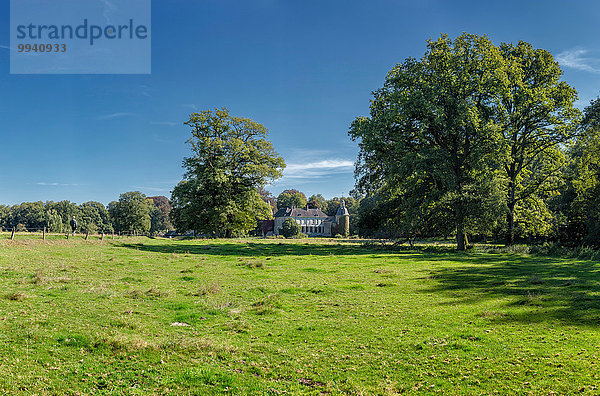 Europa Wohngebäude Sommer Baum Landschaft Feld Wiese Niederlande Gelderland