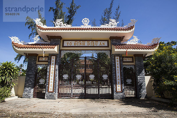 Außenaufnahme Sehenswürdigkeit Tag Tradition Eingang Figur Asien Buddha Cham Pagode Vietnam