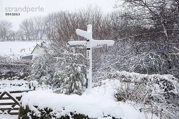 Kälte Europa Schneedecke Winter Wohnhaus Ruhe Baum britisch Großbritannien Landschaft niemand Zeichen weiß monochrom North Devon Eingang Stille Wegweiser Moor England grau Hecke hübsch Straßenrand Signal Schnee schneien