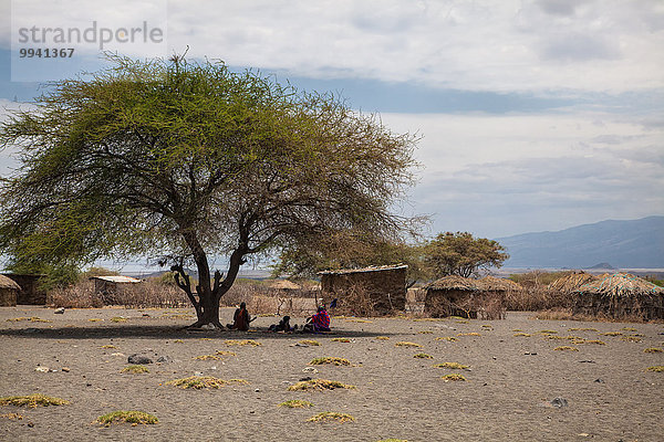 Ostafrika Landschaftlich schön landschaftlich reizvoll Mensch Menschen Wohnhaus Baum Landschaft Gebäude Reise Wüste Dorf Afrika Tansania