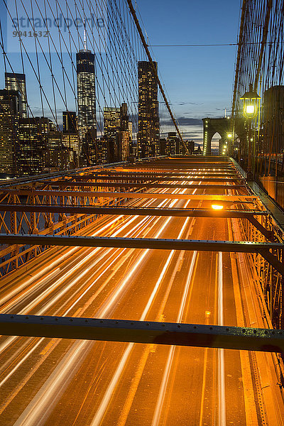 Vereinigte Staaten von Amerika USA Hochformat New York City Amerika Großstadt Brücke Brooklyn Bridge Abenddämmerung Straßenverkehr