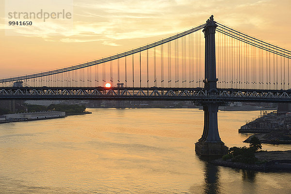 Vereinigte Staaten von Amerika USA Amerika Sonnenuntergang Brücke New York City East River Manhattan Bridge