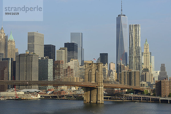 Vereinigte Staaten von Amerika USA Skyline Skylines New York City Amerika Großstadt Brücke Brooklyn Bridge East River