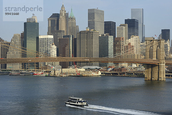 Vereinigte Staaten von Amerika USA Skyline Skylines New York City Amerika Großstadt Brücke Fähre Brooklyn Bridge Innenstadt East River