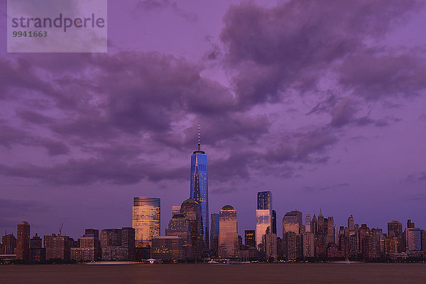 Vereinigte Staaten von Amerika USA Skyline Skylines Amerika Abend Fluss New York City 1 Hudson River Batterie Manhattan World Trade Center