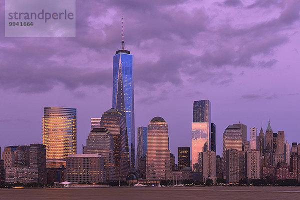 Vereinigte Staaten von Amerika USA Skyline Skylines Amerika Abend Fluss New York City 1 Hudson River Batterie Manhattan World Trade Center