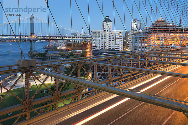 Vereinigte Staaten von Amerika USA Stadtansicht Stadtansichten spannen Amerika Brücke New York City Brooklyn Bridge Abenddämmerung East River Manhattan Bridge Straßenverkehr