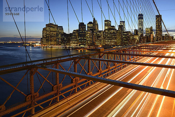 Vereinigte Staaten von Amerika USA Stadtansicht Stadtansichten Skyline Skylines Hafen Amerika Brücke New York City Brooklyn Brooklyn Bridge Innenstadt Abenddämmerung East River Straßenverkehr