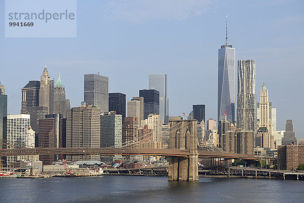 Vereinigte Staaten von Amerika USA Skyline Skylines New York City Amerika Großstadt Brücke Brooklyn Bridge East River
