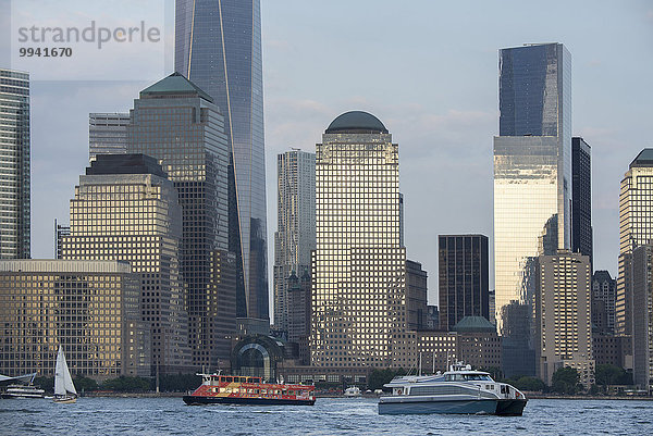Vereinigte Staaten von Amerika USA Skyline Skylines New York City Amerika Großstadt Boot Fluss Fähre 1 Hudson River Manhattan World Trade Center