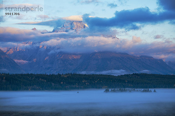 Vereinigte Staaten von Amerika USA Nationalpark Berg Amerika Landschaft Tal Morgendämmerung Landschaftlich schön landschaftlich reizvoll Nebel Rocky Mountains Grand Teton Nationalpark Wyoming