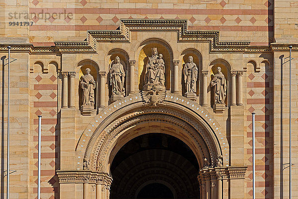Detail Details Ausschnitt Ausschnitte Sehenswürdigkeit Europa Eingang Gebäude Architektur Geschichte Kirche Kathedrale Statue Säule Heiligtum Altstadt Deutschland Portal Speyer Tourismus Rheinland-Pfalz