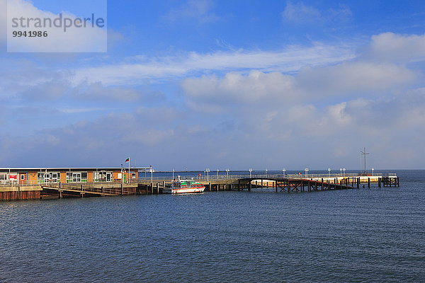 Fußgängerbrücke Wasser Hafen Europa Geländer Küste Wasserwelle Welle Meer Schiff Fähre Insel Sonnenlicht Düne Reling Holzsteg Deutschland Helgoland Nordsee