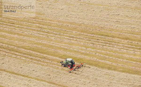 Außenaufnahme Europa Verkehr Landwirtschaft Traktor ernten Nutzpflanze Maschine Feld Alpen Heu Fernsehantenne Deutschland Heuernte