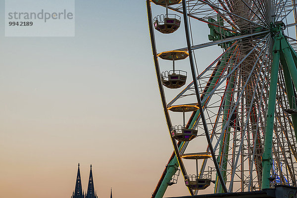 Außenaufnahme beleuchtet Europa Technologie Tradition Reise Attraktivität Abend Beleuchtung Licht Gondel Gondola Köln Deutschland rund Rad