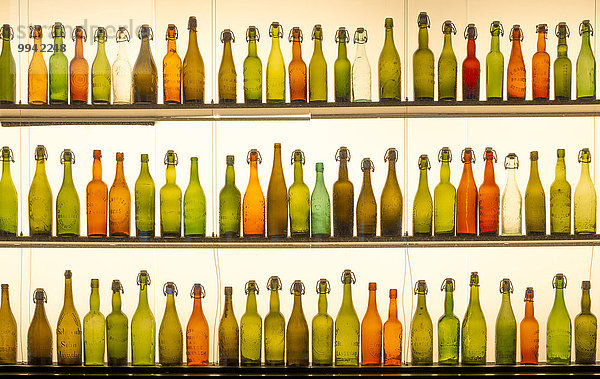Reihe nebeneinander neben Seite an Seite Hintergrund innerhalb Alkohol Größe Helligkeit Bier Kollektion Deutschland alt