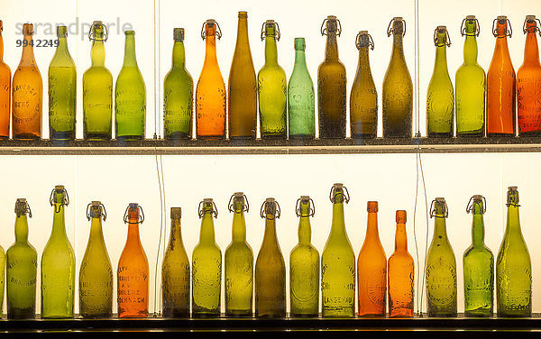Reihe nebeneinander neben Seite an Seite Hintergrund innerhalb Alkohol Größe Helligkeit Bier Deutschland alt