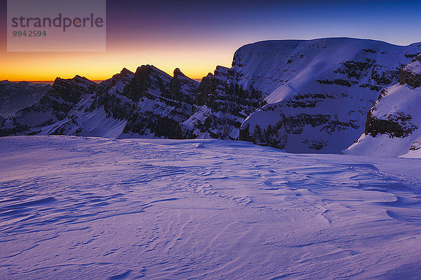 Veilchen viola Felsbrocken Panorama Berg Winter Abend Sonnenuntergang Himmel Steilküste dahintreibend Alpen Ansicht Gegenlicht Westalpen Schnee schweizerisch Schweiz Bergpanorama Schweizer Alpen
