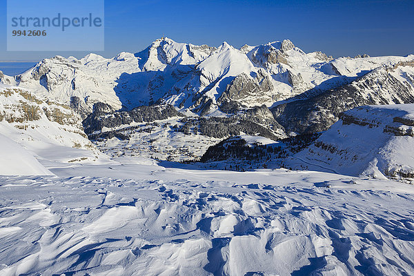 blauer Himmel wolkenloser Himmel wolkenlos Felsbrocken Panorama Berg Winter Steilküste dahintreibend Alpen blau Ansicht Westalpen Schnee schweizerisch Schweiz Bergpanorama Schweizer Alpen