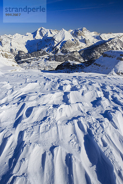 blauer Himmel wolkenloser Himmel wolkenlos Felsbrocken Panorama Berg Winter Steilküste dahintreibend Alpen blau Ansicht Westalpen Schnee schweizerisch Schweiz Bergpanorama Schweizer Alpen