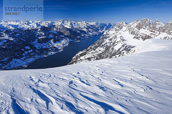 blauer Himmel wolkenloser Himmel wolkenlos Felsbrocken Panorama Berg Winter Himmel Steilküste See dahintreibend Alpen blau Ansicht Sonnenlicht Westalpen Schnee schweizerisch Schweiz Walensee Bergpanorama Schweizer Alpen
