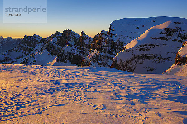 Felsbrocken Panorama Berg Winter Abend Sonnenuntergang Himmel Steilküste dahintreibend Alpen Ansicht Westalpen Schnee schweizerisch Schweiz Bergpanorama Schweizer Alpen