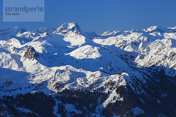 blauer Himmel wolkenloser Himmel wolkenlos Panorama Schneedecke Berg Winter Himmel Schnee Alpen blau Ansicht Westalpen schweizerisch Schweiz Bergpanorama Schweizer Alpen