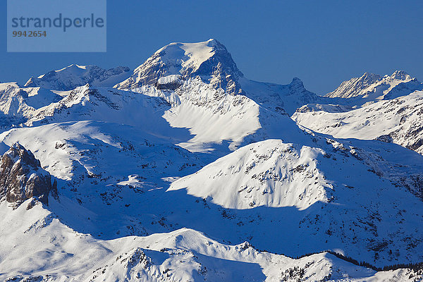 blauer Himmel wolkenloser Himmel wolkenlos Panorama Schneedecke Berg Winter Himmel Schnee Alpen blau Ansicht Westalpen schweizerisch Schweiz Bergpanorama Schweizer Alpen