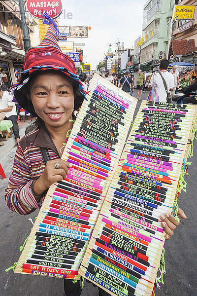 Bangkok Hauptstadt Frau verkaufen Thailand Straßenverkehr
