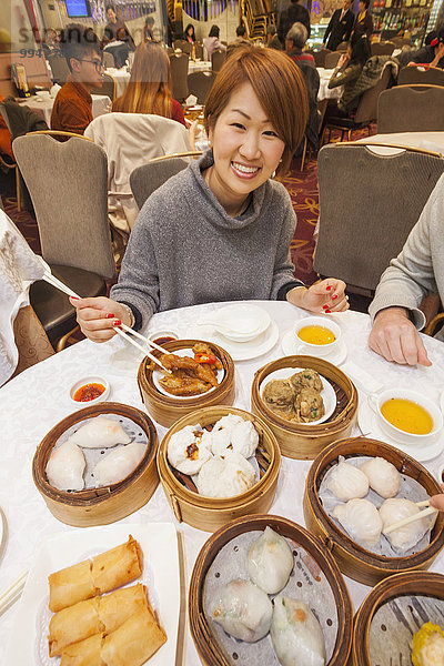 Frau essen essend isst Dunkelheit China Hongkong