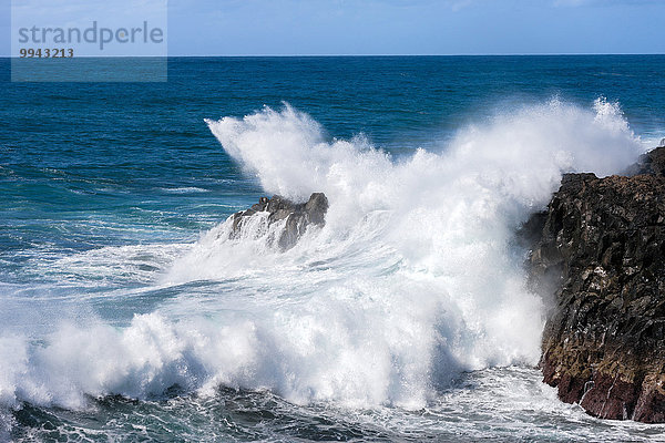 Seifenschaum Schaum Felsbrocken Europa Steilküste Küste Wasserwelle Welle Meer Kanaren Kanarische Inseln Lanzarote Los Hervideros Spanien