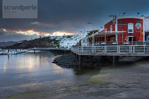 beleuchtet Hafen Europa Abend Stadt Großstadt Restaurant Kanaren Kanarische Inseln Lanzarote Puerto del Carmen Spanien bei Nacht