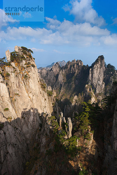 Nationalpark Felsbrocken Berg Steilküste Kiefer Pinus sylvestris Kiefern Föhren Pinie China UNESCO-Welterbe Asien
