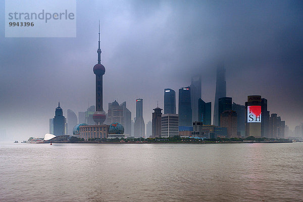 beleuchtet Abend fließen Nebel Fluss China Asien Abenddämmerung Pudong Shanghai Dämmerung