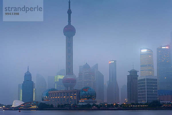 beleuchtet Abend fließen Nebel Fluss China Asien Abenddämmerung Pudong Shanghai Dämmerung