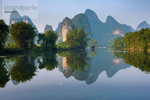Landschaftlich schön landschaftlich reizvoll Berg Spiegelung fließen Fluss China Morgendämmerung Geographie Asien Guangxi Karst Morgenlicht