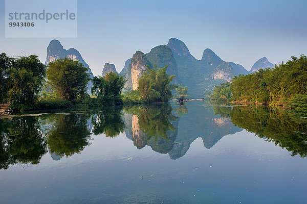Landschaftlich schön landschaftlich reizvoll Berg Spiegelung fließen Fluss China Morgendämmerung Geographie Asien Guangxi Karst Morgenlicht