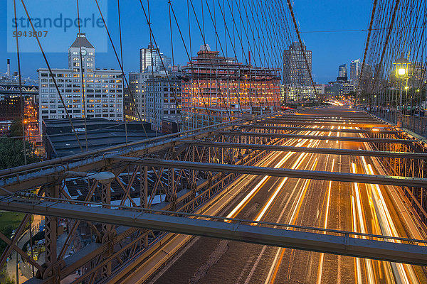 Vereinigte Staaten von Amerika USA Stadtansicht Stadtansichten spannen Amerika Brücke Beleuchtung Licht New York City Brooklyn Brooklyn Bridge Abenddämmerung Straßenverkehr