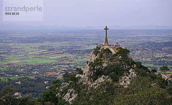 Ausblick vom Puig de Sant Salvador auf Creu d'es Picot  meterhohes Steinkreuz beim Santuari de Sant Salvador  bei Felanitx  Mallorca  Balearen  Spanien  Europa