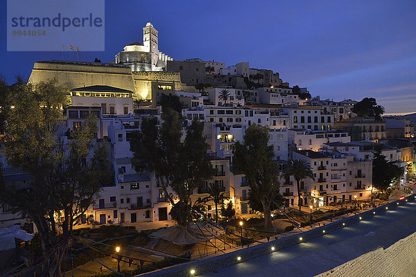 Altstadt Dalt Vila von Ibiza oder Eivissa am Abend  Ibiza-Stadt  Ibiza  Balearen  Spanien  Europa