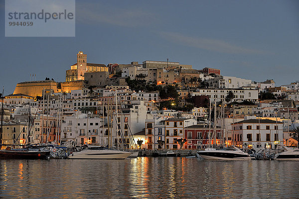 Altstadt Dalt Vila von Ibiza oder Eivissa am Abend  Ibiza-Stadt  Ibiza  Balearen  Spanien  Europa