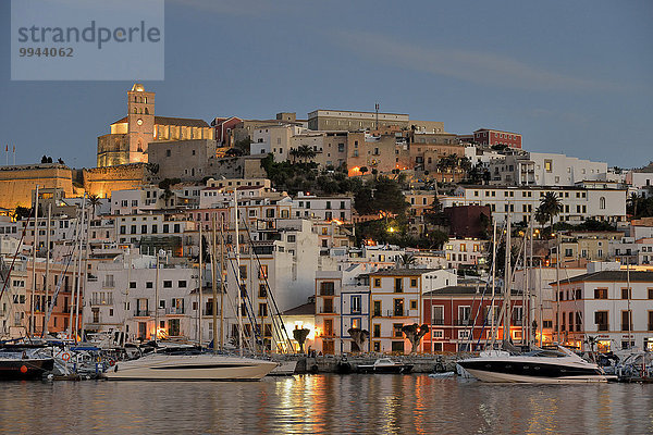 Altstadt Dalt Vila von Ibiza oder Eivissa am Abend  Ibiza-Stadt  Ibiza  Balearen  Spanien  Europa