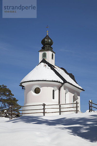 Kapelle Maria-Königin im Schnee bei Mittenwald  Werdenfelser Land  Oberbayern  Bayern  Deutschland  Europa