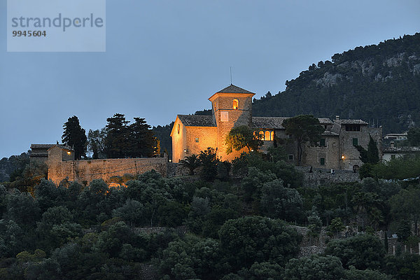 Kirche Iglesia de San Juan Bautista im Abendlicht  Deià  Tramuntana-Gebirge  Mallorca  Balearen  Spanien  Europa