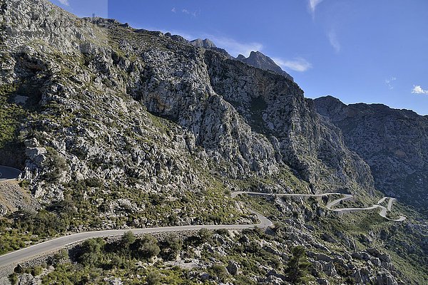 Straße in Serpentinen in die Bucht Sa Calobra  Mallorca  Balearen  Spanien  Europa