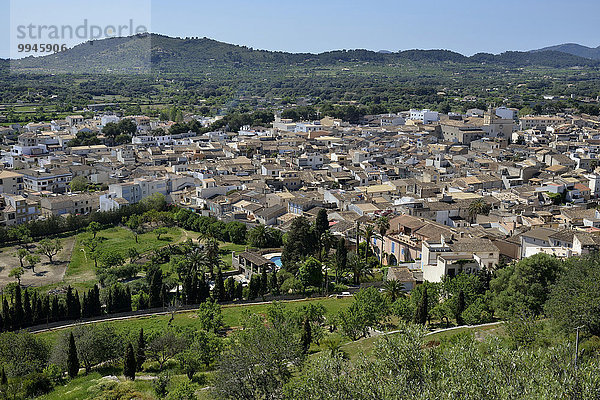 Sicht auf die Altstadt von der Festung Santuari de Sant Salvador  Artà  Mallorca  Balearen  Spanien  Europa