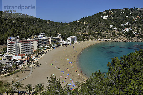Ort und Strand von Cala Sant Vicenç  Ibiza  Balearen  Spanien  Europa
