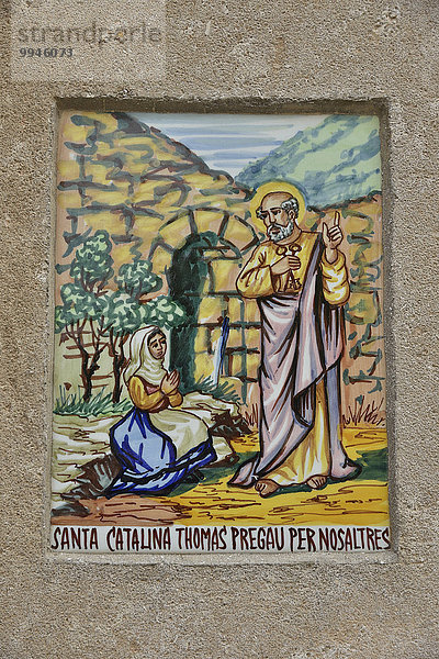 Wandkachel mit einem Bild der Ortsheiligen Santa Catalina Thomás an einer Hauswand  Valldemossa  Tramuntana Gebirge  Mallorca  Balearen  Spanien  Europa