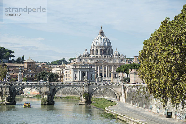 Ausblick von der Engelsbrücke oder Ponte Sant'Angelo über den Tiber zum Petersdom  Rom  Latium  Italien  Europa